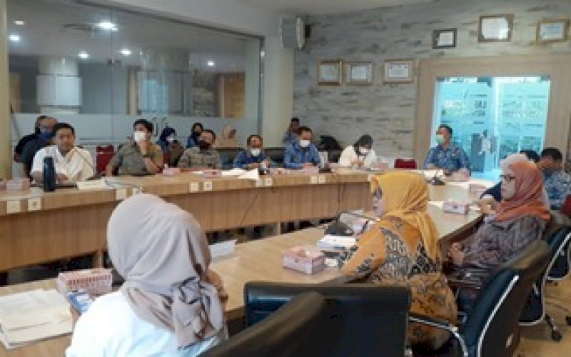 SEMINAR. Kepala Balitbangda Kota Makassar, Andi Bukti Djufrie (kanan), memimpin seminar kemajuan terkait PT Makassar Incorporated di Ruang Laboratorium Inovasi atau Labinov Balai Kota Makassar, Jumat (17/6/2022). foto: istimewa