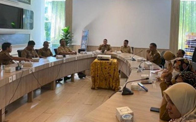 PIMPIN RAPAT. Kepala Balitbangda Kota Makassar, Andi Bukti Djufrie, memimpi rapat koordinasi lingkup Balitbangda di Balai Kota Makassar, Senin (6/6/2022). foto: istimewa