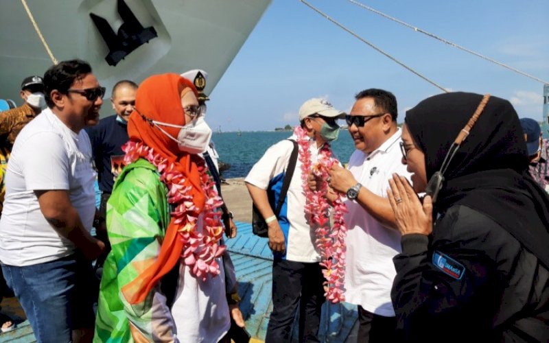 PENYAMBUTAN. Ketua Harian IKA SMANSA Makassar Andi Laksmiwaty (kanan) melakukan pengalungan karangan bunga kepada Andi Majdah M Zain pada prosesi penyambutan peserta Tenas III IKA SMANSA Makassar yang menggunakan KM Dharma Kencana VII di Pelabuhan Benoa, Bali, Jumat (17/6/2022). foto: doelbeckz/pluz.id