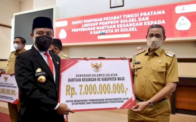 PENYERAHAN. Gubernur Sulsel Andi Sudirman Sulaiman (kiri) menyerahkan bantuan keuangan Pemprov Sulsel tahun anggaran 2022 untuk Kabupaten Wajo senilai Rp7 miliar kepada Bupati Wajo Amran Mahmud di Ruang Rapat Pimpinan Kantor Gubernur Sulsel, Senin (20/6/2022). foto: istimewa