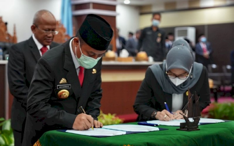 PENANDATANGANAN. Gubernur Sulsel Andi Sudirman Sulaiman bersama Ketua DPRD Provinsi Sulsel Andi Ina Kartika Sari melakukan penandatanganan berkas pada acara Rapat Paripurna dalam rangka penyerahan LHP LKPD TA 2021, LHP Kinerja, dan IHPD Provinsi Sulsel di Kantor DPRD Provinsi Sulsel, Jumat (10/6/2022). foto: istimewa