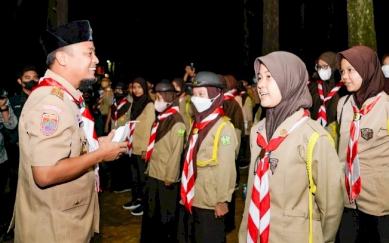 BERKEMAH. Gubernur Sulsel, Andi Sudirman Sulaiman, saat berkemah bersama peserta Saka Bakti Husada 2022 di Bumi Perkemahan Moncong Sipolong, Kabupaten Gowa, Selasa (31/5/2022) malam. foto: istimewa