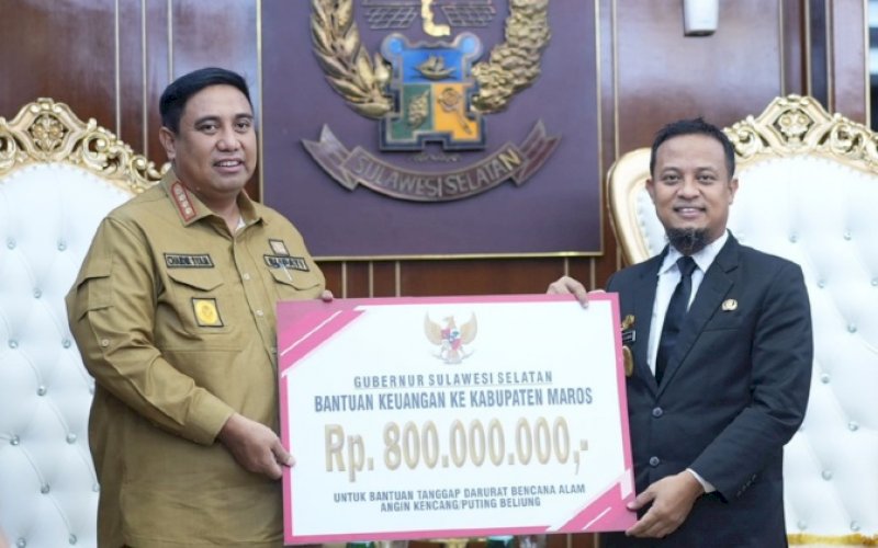 PENYERAHAN. Gubernur Sulsel Andi Sudirman Sulaiman (kanan) menyerahkan bantuan keuangan tanggap darurat senilai Rp800 juta kepada Kabupaten Maros diterima Bupati Maros Chaidir Syam di Kantor Gubernur Sulsel, Senin (27/6/2022). foto: istimewa