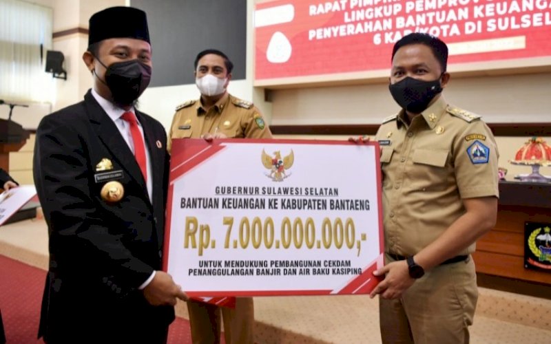 PENYERAHAN. Gubernur Sulsel Andi Sudirman Sulaiman (kiri) menyerahkan bantuan keuangan daerah kepada Bupati Bantaeng Ilham Syah Azikin di Ruang Rapat Pimpinan Kantor Gubernur Sulsel, Senin (20/6/2022). foto: istimewa