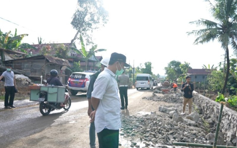 PENINJAUAN. Gubernur Sulsel, Andi Sudirman Sulaiman, meninjau progres penanganan ruas jalan Pekkae-Takkalala, Sabtu (25/6/2022). foto: istimewa