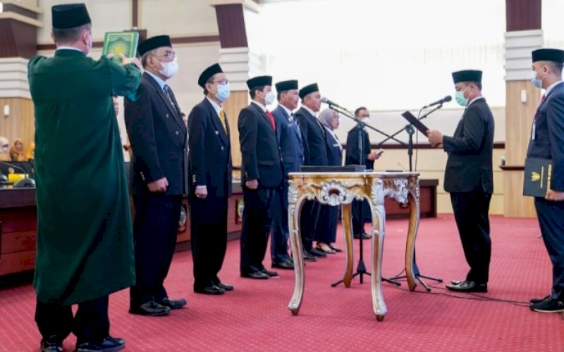 PELANTIKAN. Gubernur Sulsel, Andi Sudirman Sulaiman, melantik dan mengambil sumpah jabatan pimpinan tinggi pratama (Eselon II) lingkup Pemprov Sulsel di Ruang Rapat Pimpinan, Senin (27/6/2022). foto: istimewa