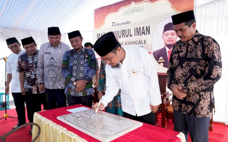 PERESMIAN. Gubernur Sulsel, Andi Sudirman Sulaiman, meresmikan Masjid Nurul Iman di Dusun Sura, Desa Lilina Ajangale, Kecamatan Ulaweng, Kabupaten Bone, Jumat (24/6/2022). foto: istimewa