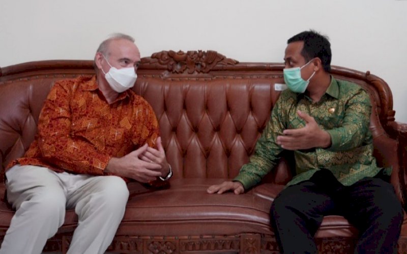 PERTEMUAN. Gubernur Sulsel Andi Sudirman Sulaiman bertemu dengan Duta Besar Prancis untuk Indonesia Oliver Chambard di Kota Makassar, Kamis (23/6/2022). foto: istimewa