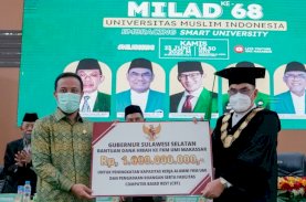 Gubernur Sulsel Serahkan Bantuan Hibah Rp1 Miliar ke UMI