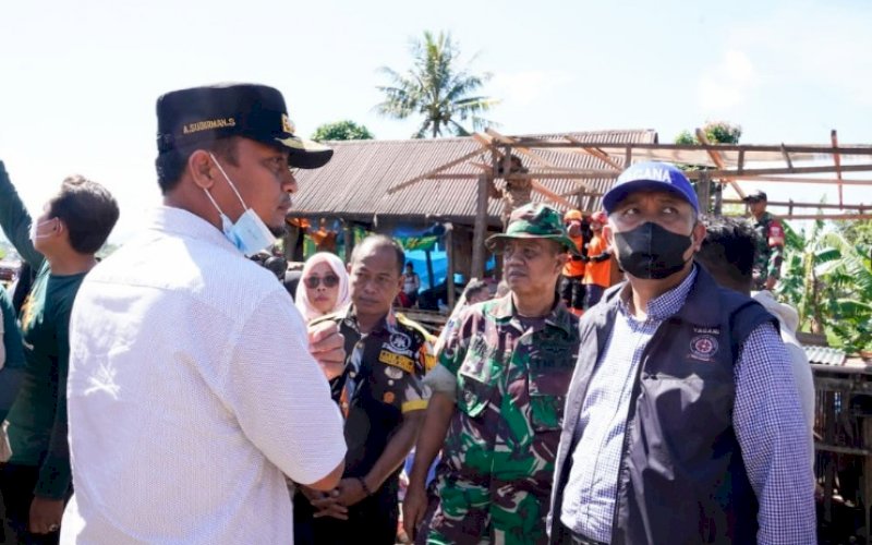 KUNJUNGAN. Gubernur Sulsel, Andi Sudirman Sulaiman, mengunjungi warga korban angin puting beliung di RW Betang, Kelurahan Baju Bodoa, Kecamatan Maros Baru, Kabupaten Maros, Minggu (19/6/2022). foto: istimewa