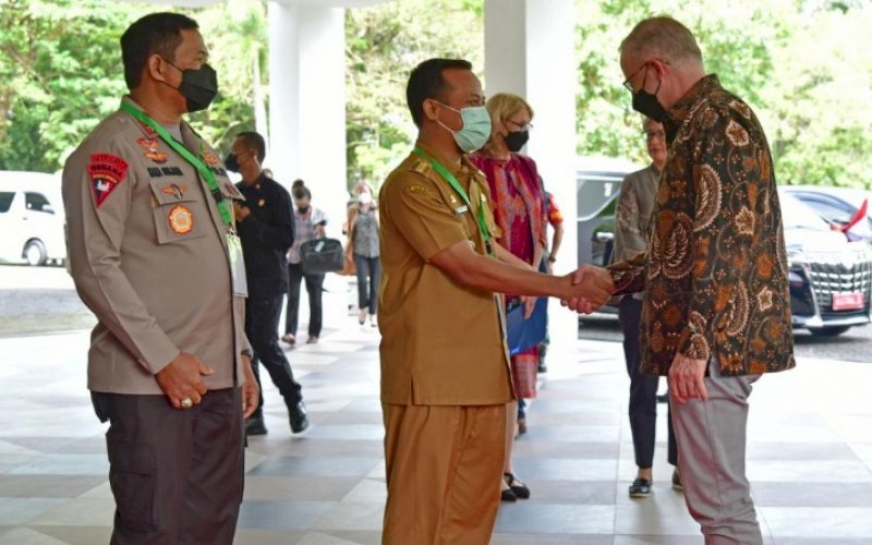 SAMBUTAN. Gubernur Sulsel Andi Sudirman Sulaiman menyalami Perdana Menteri Australia Anthony Albanese saat tiba di Kantor Gubernur Sulsel, Selasa (7/6/2022). foto: istimewa