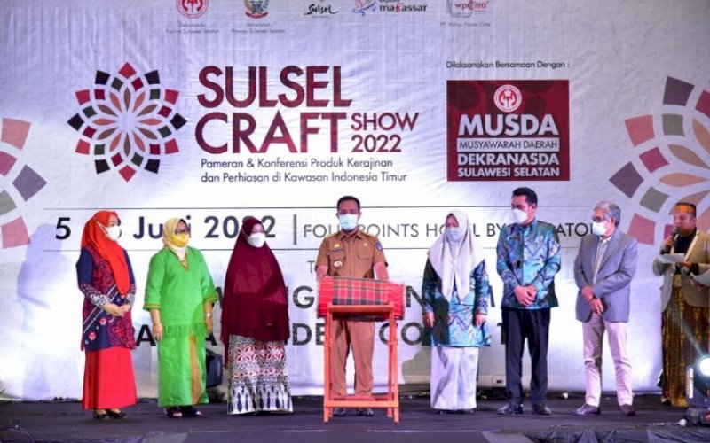 PEMBUKAAN. Gubernur Sulsel, Andi Sudirman Sulaiman, membuka Musda Dekranasda Provinsi Sulsel yang dirangkaikan dengan Sulsel Craft Show 2022 di Hotel Four Point by Sheraton Makassar, Selasa (7/6/2022). foto: istimewa