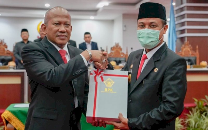 PENYERAHAN. Anggota VI BPK RI Pius Lustrilanang (kiri) melakukan penyerahan LHP LKPD TA 2021, LHP Kinerja, dan IHPD Provinsi Sulsel kepada Gubernur Andi Sudirman Sulaiman di Kantor DPRD Sulsel, Jumat (10/6/2022). foto: istimewa