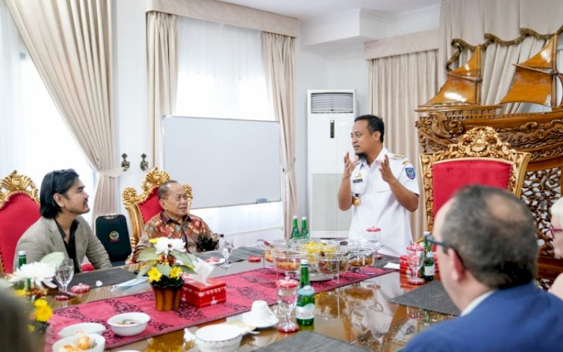 PERTEMUAN. Gubernur Sulsel Andi Sudirman menerima kunjungan silaturahmi Wakil MPR RI 2019&ndash;2024 Prof Syariefuddin Hasan bersama rombongan di Rumah Jabatan Wakil Gubernur Sulsel, Rabu (8/6/2022). foto: istimewa