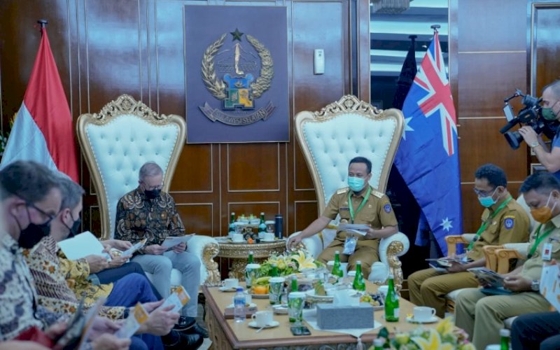 PERTEMUAN. Gubernur Sulsel Andi Sudirman Sulaiman melakukan pertemuan dengan Perdana Menteri Australia Anthony Albanese saat tiba di Ruang Kerja Gubernur Sulsel, Selasa (7/6/2022). foto: istimewa