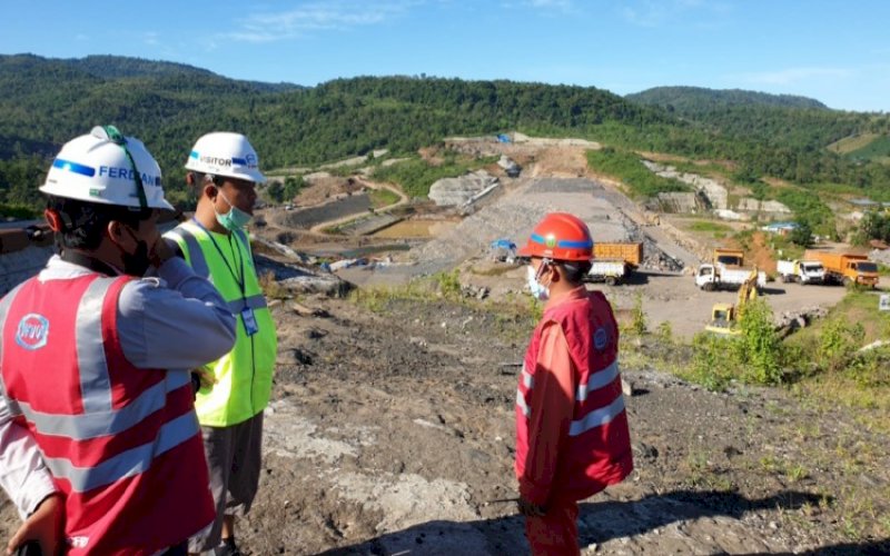 PENINJAUAN. Gubernur Sulsel, Andi Sudirman Sulaiman (kedua kiri), melakukan peninjauan ke Bendungan Pamukkulu di Desa Kale Ko&rsquo;mara, Kecamatan Polongbangkeng Utara, Kabupaten Takalar, Kamis (2/6/2022). foto: istimewa