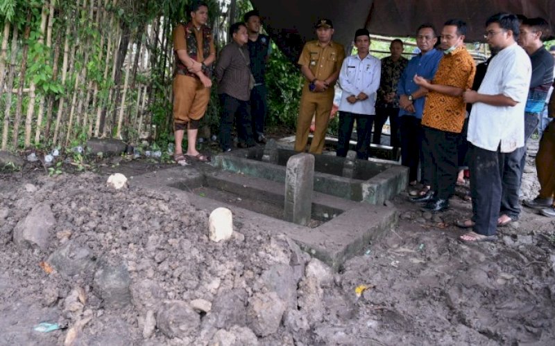 ZIARAH. Gubernur Sulsel, Andi Sudirman Sulaiman, berziarah ke makam Almarhumah Hj St Rabihah Siddik, istri mendiang KH Djamaluddin Amien, di Kecamatan Bissappu, Kabupaten Bantaeng, Senin (13/6/2022). foto: istimewa