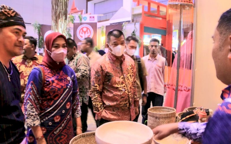 KUNJUNGI PAMERAN. Bupati Bulukumba Andi Muchtar Ali Yusuf didampingi Andi Herfida Attas mengunjungi stan pameran Sulsel Craft Show 2022 di Hotel Four Points by Sheraton Makassar, Selasa (7/6/2022). foto: istimewa