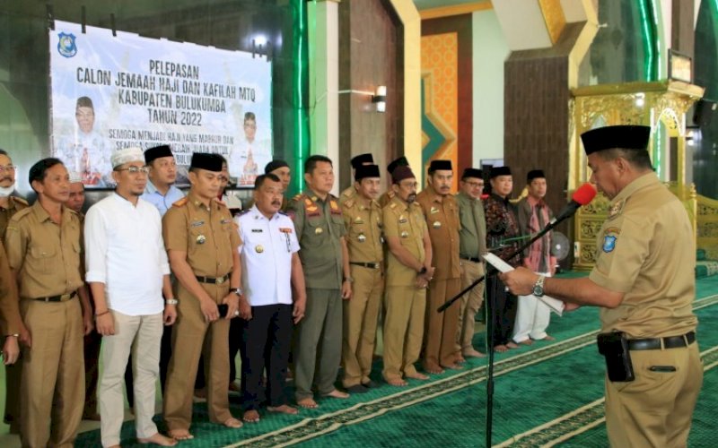 PENGUKUHAN. Bupati Bulukumba, Andi Muchtar Ali Yusuf, mengukuhkan pengurus Masjid Islamic Center Dato Tiro (ICDT) Bulukumba yang ditetapkan melalui Surat Keputusan (SK) Bupati Bulukumba untuk masa bakti 2022-2025 di Masjid ICDT Bulukumba, Senin (13/6/2022). foto: istimewa