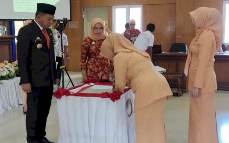 SERTIJAB. Bupati Bulukumba, Andi Muchtar Ali Yusuf, menyaksikan Serah Terima Jabatan (Sertijab) Pengurus Persatuan (DWP) Kabupaten Bulukumba di Ruang Pola Kantor Bupati, Rabu (29/6/2022). foto: istimewa