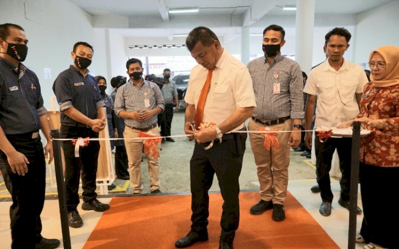 PERESMIAN. Bupati Bulukumba, Andi Muchtar Ali Yusuf, menggunting pita sebagai tanda grand opening Pizza Hut, Rabu (29/6/2022). foto: istimewa
