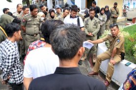 Andi Utta Terima Demo di Halaman Kantor