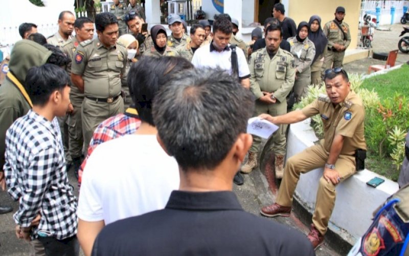 TERIMA ASPIRASI. Bupati Bulukumba, Andi Muchtar Ali Yusuf (kanan), saat menerima Aliansi Masyarakat Bersatu (Asatu) Bulukumba yang melakukan aksi damai untuk menyampaikan aspirasi di Halaman Kantor Bupati Bulukumba, Senin (27/6/2022). foto: istimewa