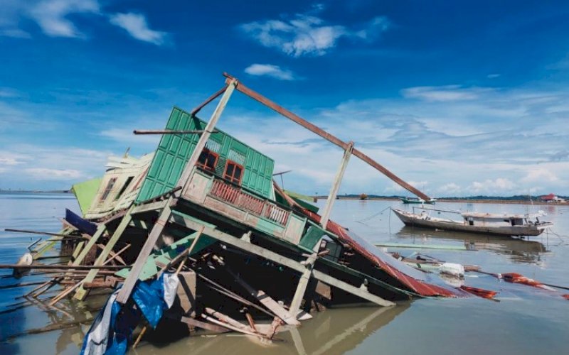 RUSAK PARAH. Kondisi salah satu yang rumah rusak parah akibat terjangan angin puting beliung di Kelurahan Lanroe, Kecamatan Tanete Riattang Timur, Kabupaten Bone, Selasa (7/6/2022). foto: istimewa