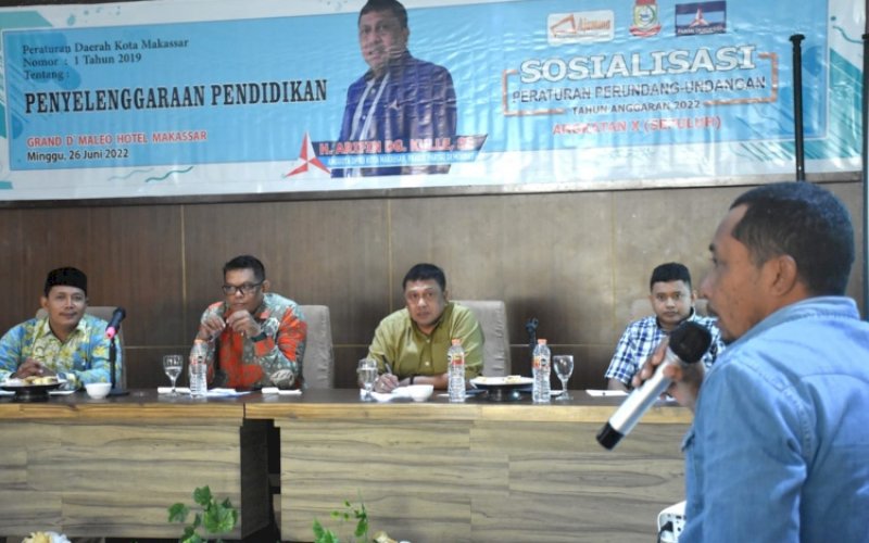 SOSIALISASI. Anggota DPRD Kota Makassar, Arifin Dg Kulle, menggelar sosialisasi Perda Nomor 1 Tahun 2019 tentang Penyelenggaraan Pendidikan di Hotel Grand Maleo Makassar, Minggu (26/6/2022). foto: istimewa