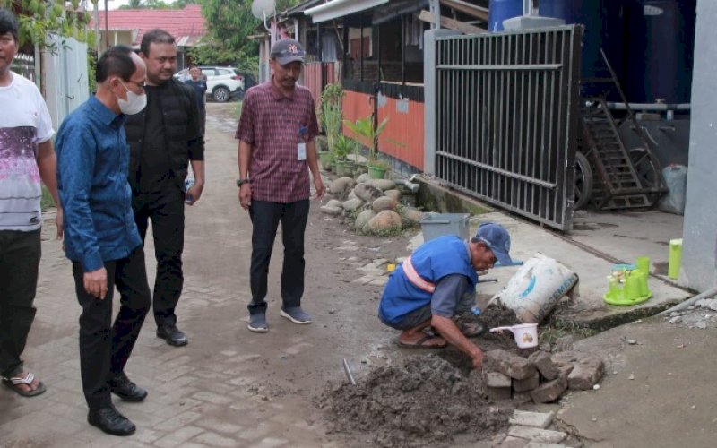 PEMANTAUAN. Direktur Teknik Perumda Air Minum Kota Makassar Arifuddin Hamarung didamping Kepala Wilayah V Ari Rangkuti saat memimpin pemasangan di rumah pelanggan di Perumahan Tanjung Alya, Kelurahan Barombong, Kota Makassar, Jumat (24/6/2022). foto: istimewa