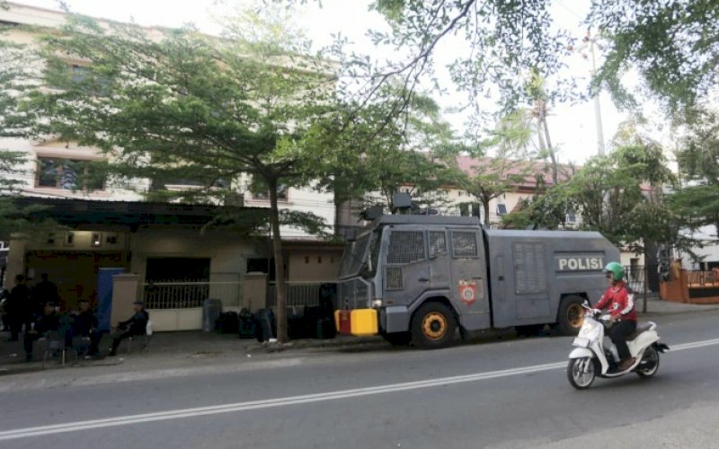 PENJAGAAN. Aparat keamanan melakukan penjagaan pascabentrok pemuda Asrama Mahasiswa Papua dengan ormas yang terjadi di Depan Asrama Mahasiswa Papua Cenderawasih IV Makassar di Jl Lanto Daeng Pasewang, Kota Makassar, Rabu (8/6/2022). foto: pluz.id