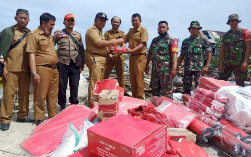BANTUAN. Pemprov Sulsel menyaluran bantuan logistik untuk korban terdampak bencana angin puting beliung di Kabupaten Takalar, Senin (13/6/2022). foto: istimewa