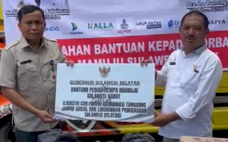 BANTUAN. Kepala BPBD Provinsi Sulsel, Muhammad Firda (kiri), menyerahkan bantuan yang bersumber dari dana CSR perusahaan di Sulsel untuk korban bencana gempa Mamuju, Sulbar, yang terjadi pada 8 Juni 2022 lalu. foto: istimewa