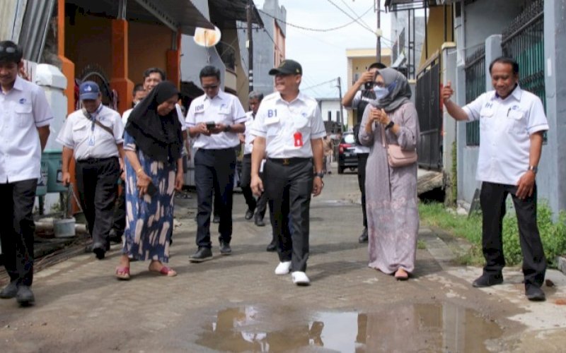 TEMUI PELANGGAN. Penjabat Direktur Utama Perumda Air Minum Kota Makassar, Beni Iskandar (ketiga kanan), turun langsung menemui warga dan melihat langsung kondisi keluhan pelanggan di daerah Perumahan Bumi Tamalanrea Permai (BTP), khususnya Blok H, Kelurahan Buntusu, Kecamatan Tamalanrea, Kota Makassar. foto: istimewa