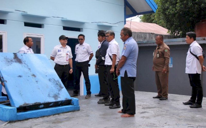 PENINJAUAN. Penjabat Direktur Utama Perumda Air Kota Makassar, Beni Iskandar (kedua kiri), meninjau kesiapan suplai air bersih ke Asrama Haji Sudiang Makassar, Rabu (15/6/2022). foto: istimewa