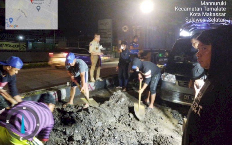PENINJAUAN. Penjabat Direktur Utama Perumda Air Minum Kota Makassar, Beni Iskandar, meninjau pengerjaan kebocoran pipa di Jl Sultan Alauddin, Kota Makassar, Jumat (10/6/2022) dini hari. foto: istimewa