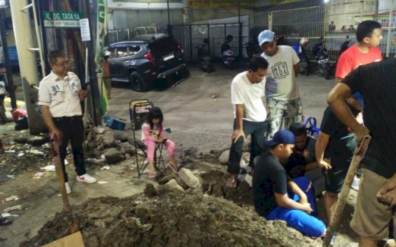 KUNJUNGAN. Penjabat Direktur Utama Perumda Air Minum Kota Makassar, Beni Iskandar (kiri), terlihat mengunjungi petugas teknik yang sementara mengerjakan kebocoran di Jl Daeng Tata, Kota Makassar, Rabu (22/6/2022) malam. foto: istimewa