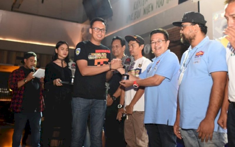 JUARA. Prosesi penerimaan hadiah berupa trofi dan uang tunai para juara Kejurnas Benteng Kupa Rally Wisata & Fun Sulsel 2022 di Pizza e Bira di Jl Metro Tanjung Bunga, Kota Makassar, Minggu (26/6/2022) malam. foto: istimewa