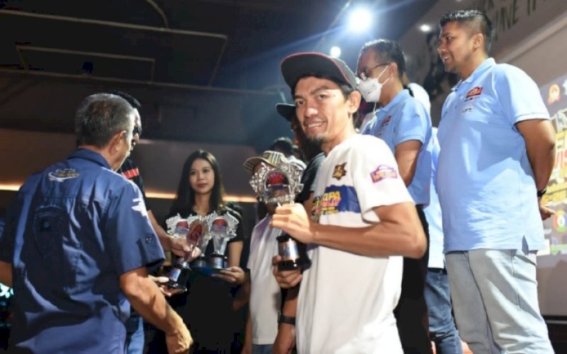 JUARA. Benteng Kupa Rally Team menerima hadiah sebagai juara Kejurnas Benteng Kupa Rally Wisata & Fun 2022 di acara penyerahan hadiah berupa trofi dan uang tunai di Pizza e Bira di Jl Metro Tanjung Bunga, Kota Makassar, Minggu (26/6/2022) malam. foto: istimewa