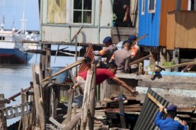 Angin Puting Beliung Porak-porandakan Puluhan Rumah di Bone, Brimob Gerak Cepat Bantu Korban