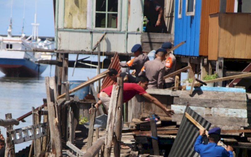 BANTUAN. Tim siaga SAR Batalyon C Pelopor Satbrimob Polda Sulsel langsung terjun ke lokasi memberikan bantuan kepada para korban bencana angin puting beliung yang melanda perkampungan nelayan Kelurahan Lonrae, Kecamatan Tanete Riattang Timur, Kabupaten Bone, Selasa (7/6/2022). foto: istimewa