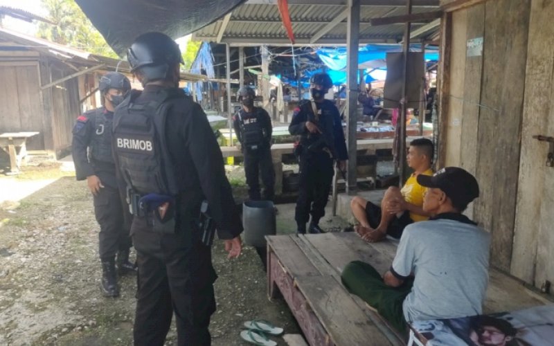 PATROLI KRYD. Personel Brimob Batalyon C Pelopor Satbrimob Polda Sulsel berseragam lengkap patroli KRYD di Pasar Tradisional Lacokkong, Kelurahan Watampone, Kecamatan Tanete Riattang, Kabupaten Bone, Minggu (12/6/2022). foto: istimewa