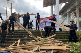 HUT Bhayangkara Ke-76, Brimob Bone Baksos Sasar Rumah Ibadah