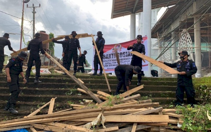 KERJA BAKTI. Puluhan personel Batalyon C Pelopor Satbrimob Polda Sulsel melaksanakan kerja bakti sosial di kompleks Masjid Raya Watampone, Kabupaten Bone, Jumat (24/6/2022). foto: istimewa