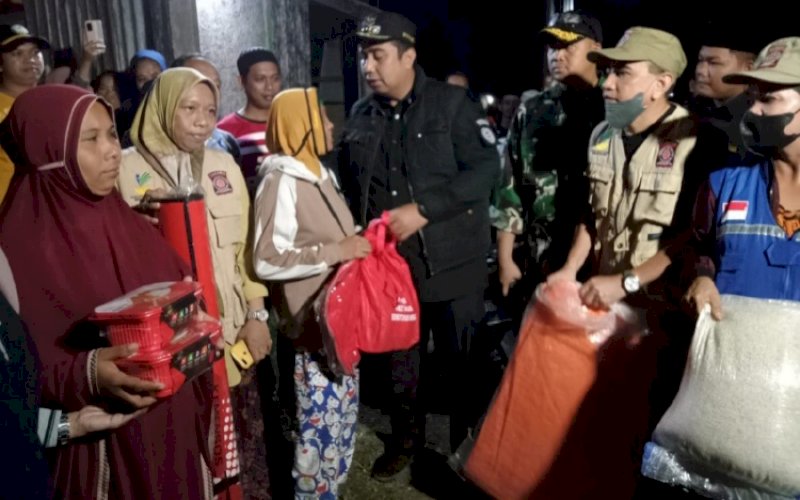 BANTUAN. Bupati Maros, Chaidir Syam, menyerahkan bantuan Pemprov Sulsel melalui Pemkab Maros untuk bantuan logistik kepada korban angin puting beliung yang terjadi di Kelurahan Baju Bodo, Kelurahan Baji Pamai dan Desa Borikamase, Kabupaten Maros, Kamis (16/6/2022). foto: istimewa