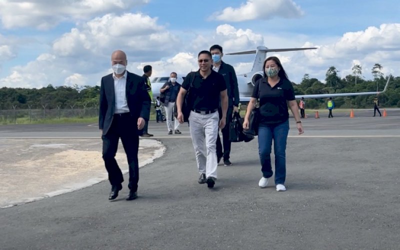 KUNJUNGAN. Chairman Zhejiang Huayou Cobalt Company Limited Chen Xuehua (Chairman Chen) bersama CEO PT Vale Febriany Eddy saat mendarat di Kolaka, Sulawesi Tenggara, Rabu (8/6/2022). foto: istimewa 