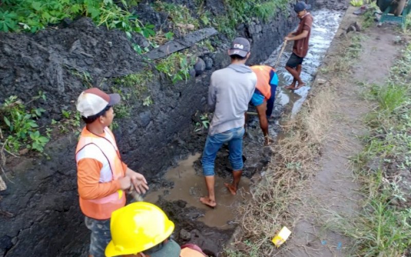DIKERJA. Pekerja tengah melakukan aktivitas pengerjaan Daerah Irigasi (DI) Leworeng di Kabupaten Soppeng. foto: istimewa
