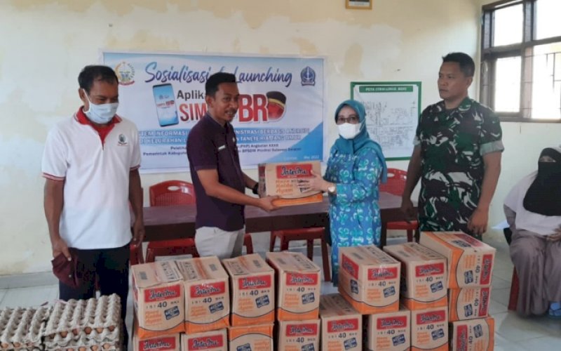 BANTUAN. Cabang Dinas Kelautan Bosowasi (Bone-Soppeng-Wajo-Sinjai) pada Dinas Kelautan dan Perikanan (DKP) Provinsi Sulsel memberikan bantuan kepada korban terdampak bencana angin puting beliung di Kelurahan Lonrae, Kecamatan Tanete Riattang Timur, Kabupaten Bone, Jumat (10/6/2022). foto: istimewa