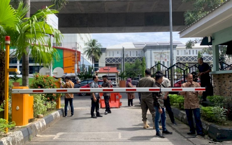 PENGAMANAN. Gedung DPRD Kota Makassar melakukan inovasi pemberlakuan security system atau sistem pengamanan. foto: istimewa