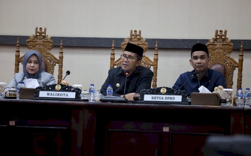 RAPAT PARIPURNA. Wali Kota Makassar Moh Ramdhan Pomanto (tengah) bersama Wakil Wali Kota Makassar Fatmawati Rusdi menghadiri rapat paripurna DPRD Kota Makassar yang dipimpin Ketua DPRD Makassar Rudianto Lallo (kanan) di Ruangan Rapat Paripurna DPRD Makassar, Selasa (7/6/2022). foto: istimewa
